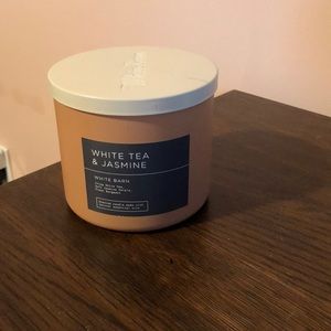 Bath & Body Works White Barn White Tea & Jasmine 3-wick Candle NEW!!